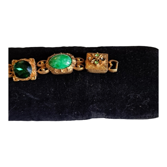 Vintage Victorian Revival Emerald Green Glass Cabochon & Gold Bracelet - Picture 6 of 8